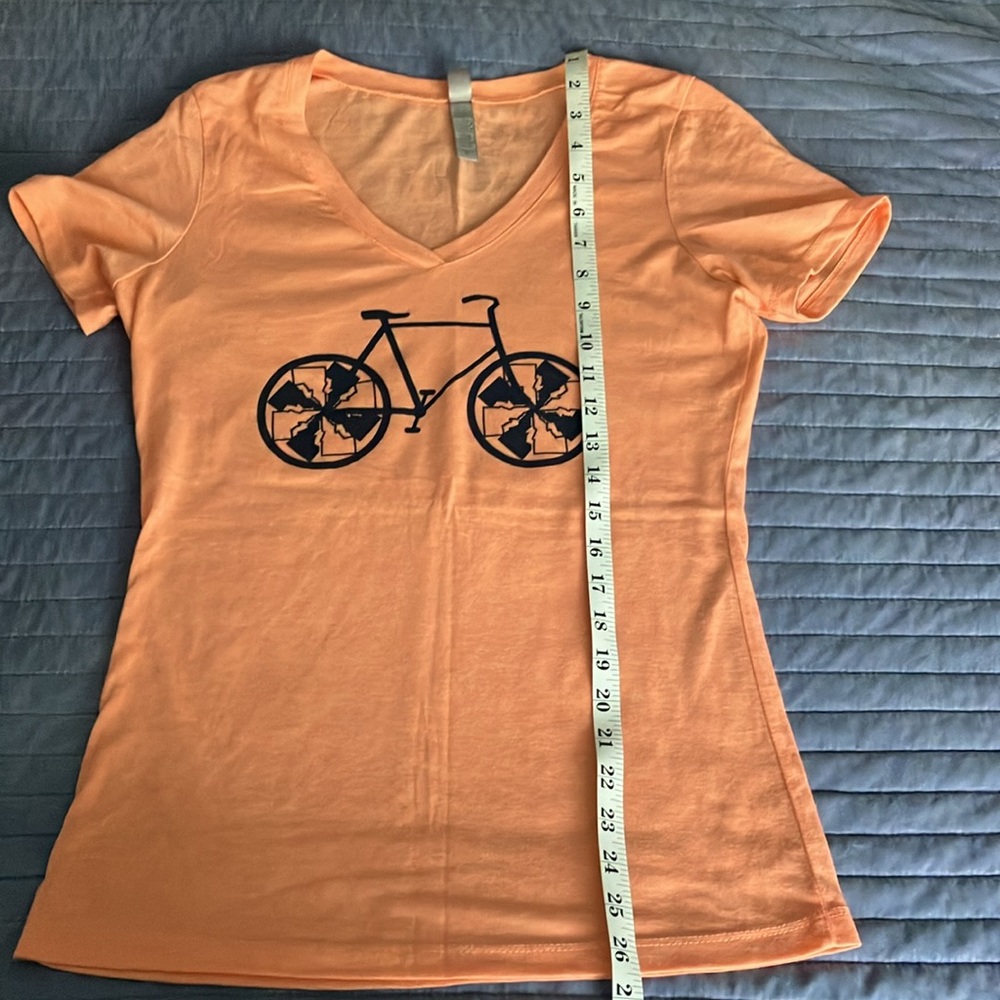 Banana Ink - women’s medium peach color v-neck - Picture 6 of 6